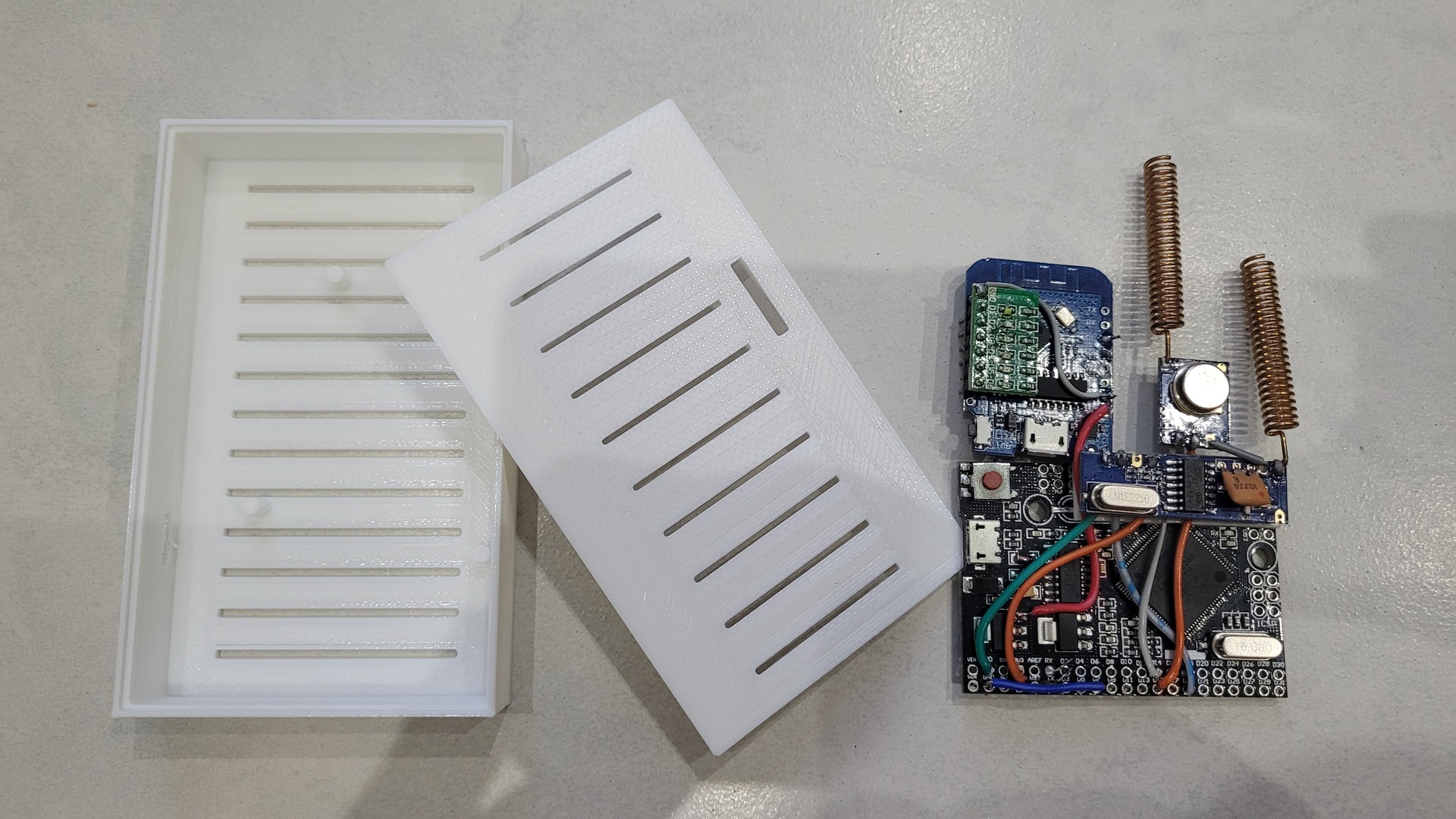 RFLink-to-MQTT gateway circuit board beside its enclosure